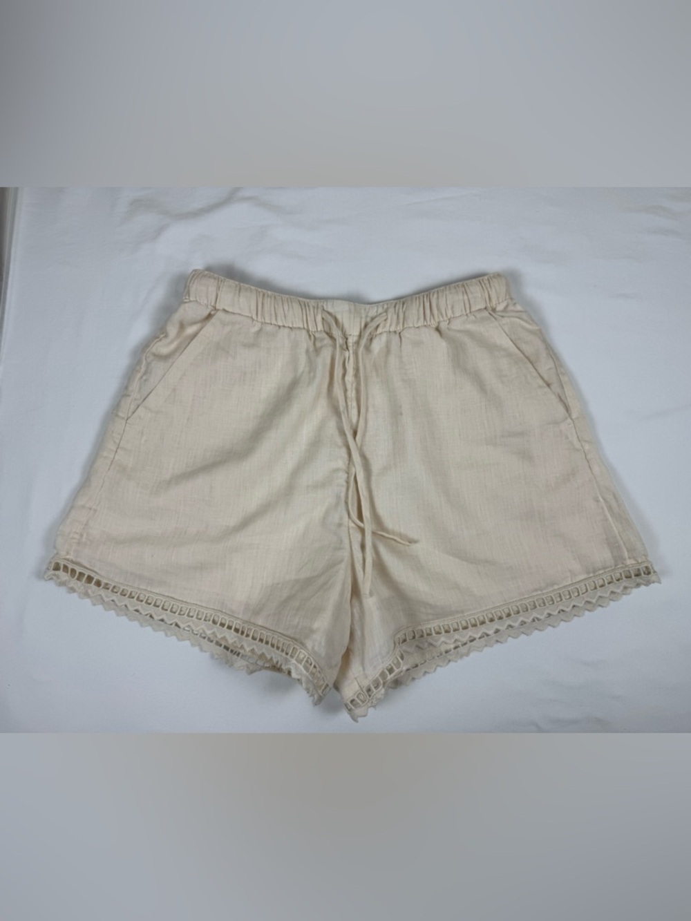 Abercrombie & Fitch Cream Lace-Hem‎ High-Waist Shorts(170)